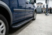 Ford Connect 2006–2009 Estribos Laterales Bosphorus Black (2 uds., Aluminio) foto 1