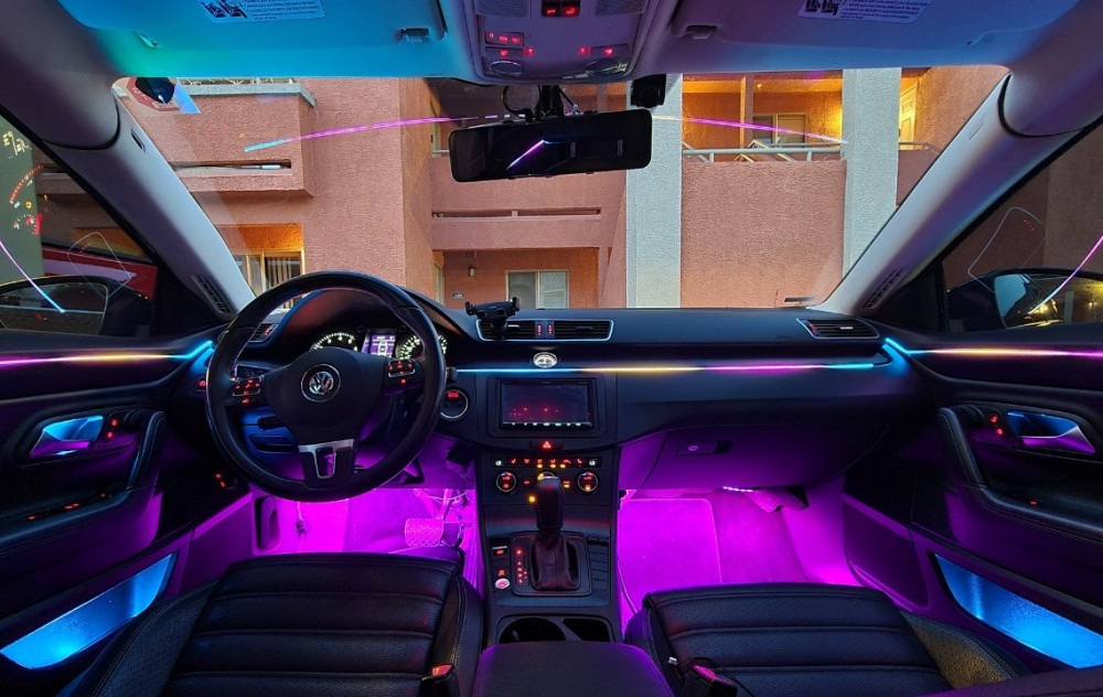 ¿Se puede instalar iluminación ambiental en un coche antiguo?