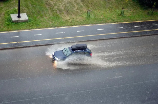 ¿Aumenta el consumo de combustible cuando llueve?