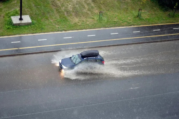 ¿Aumenta el consumo de combustible cuando llueve?