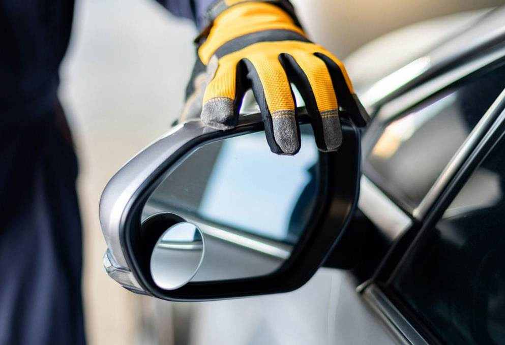 ¿Se puede reemplazar el espejo lateral del coche por uno mismo?