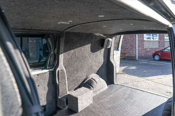 ¿Dónde se puede usar alfombra en el coche?