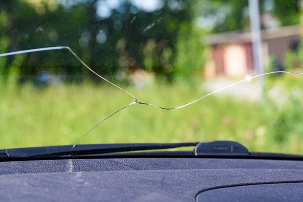 Qué hacer si se agrieta el parabrisas del coche