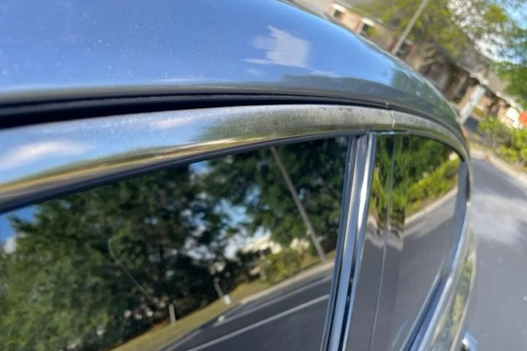 Por qué se oscurece el cromo del coche y cómo devolverle el brillo