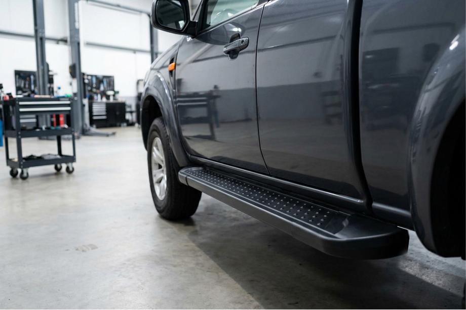 Mazda BT-50 2007-2012 Estribos Laterales Allmond Black (2 uds., Aluminio) Image
