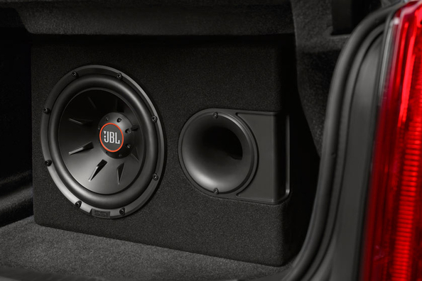 Subwoofer en el coche: ventajas, desventajas y si vale la pena instalarlo