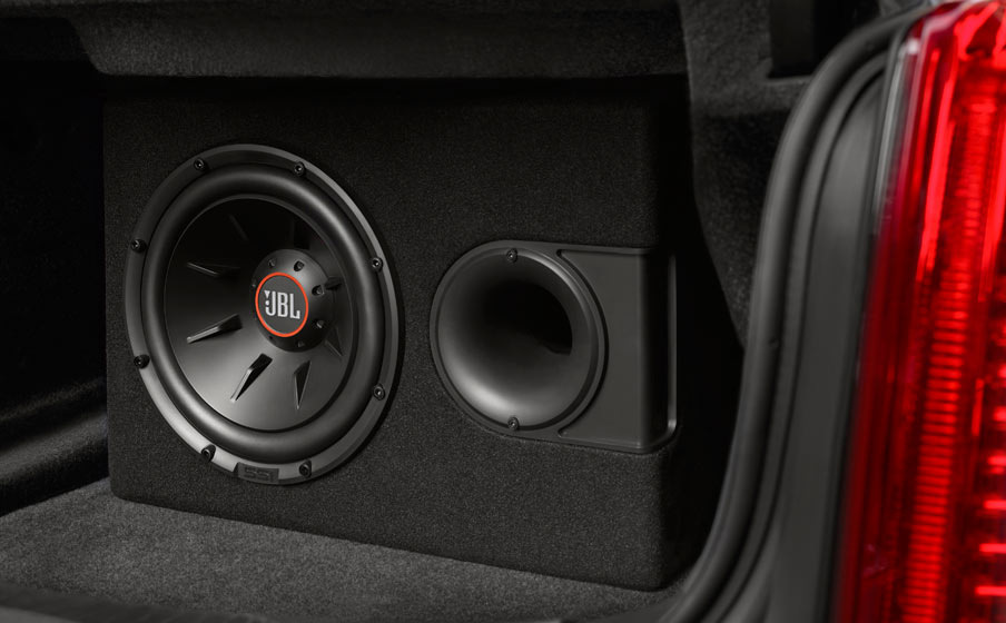 Subwoofer en el coche: ventajas, desventajas y si vale la pena instalarlo