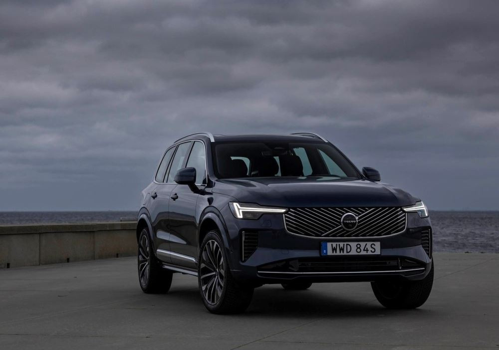 Volvo XC90 II (2024): SUV familiar de lujo con tecnología híbrida