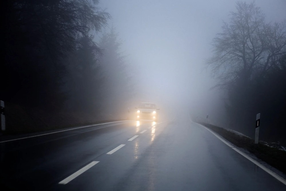 Conducir con niebla densa: reglas clave de seguridad vial