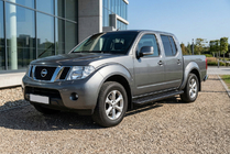 Nissan Navara 2006-2015 Estribos Laterales Allmond Black (2 uds., Aluminio) foto 1