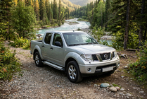 Nissan Navara 2006-2015 Estribos Laterales Rainbow (2 uds., Aluminio) foto 1