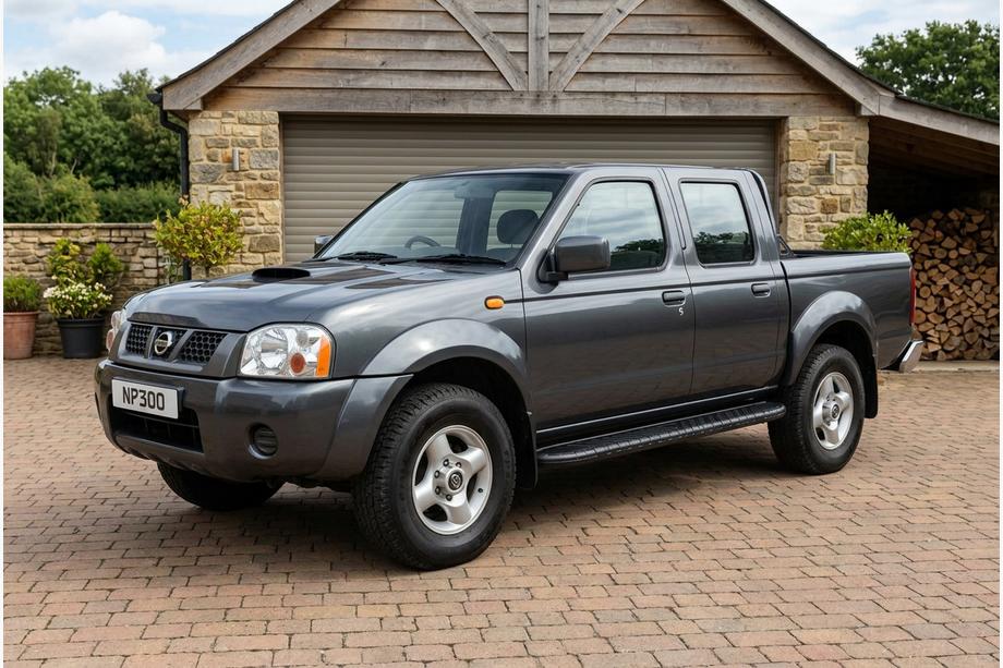 Nissan NP300 1999-2015 Estribos Laterales Bosphorus Black (2 uds., Aluminio) Image