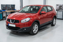 Nissan Qashqai 2010-2014 Estribos Laterales Bosphorus Black (2 uds., Aluminio) foto 1