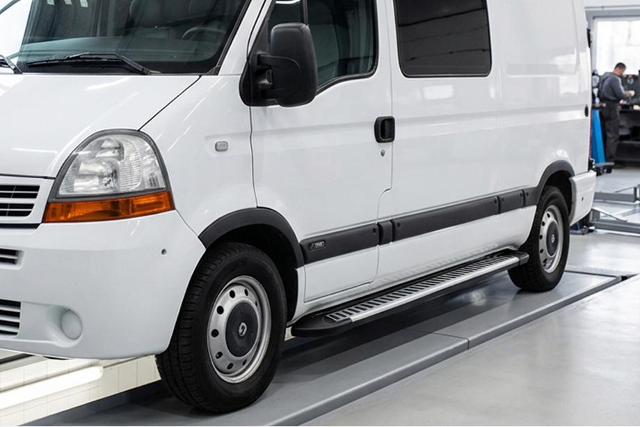 Renault Master 1998-2010 Estribos Laterales Line (2 uds., Aluminio) Image