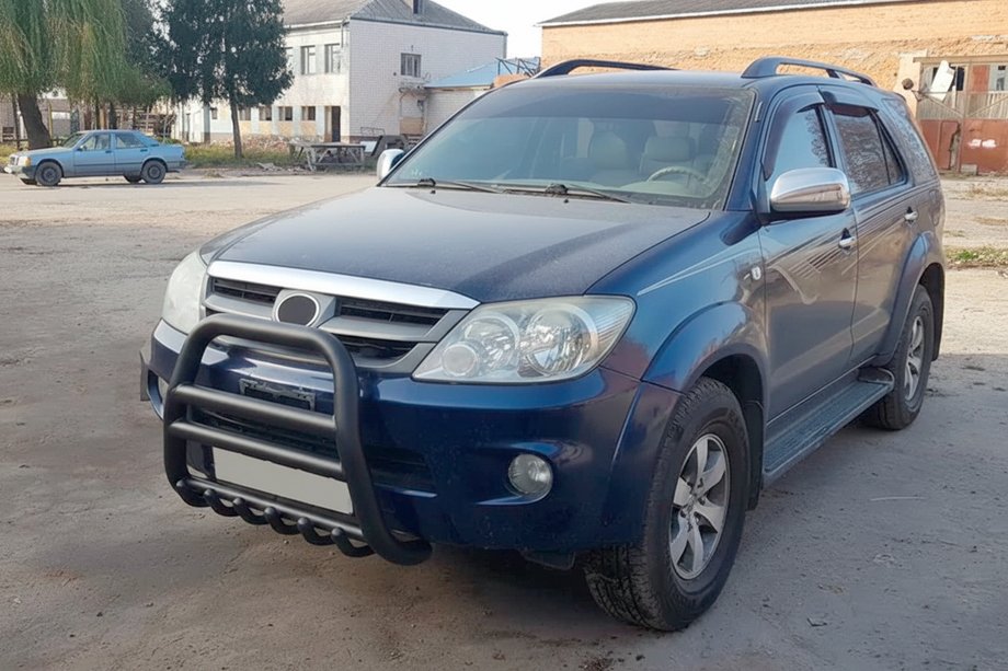 Toyota Fortuner 2006-2015 Defensa Delantera F12-11 Negra (Acero Inoxidable) Foto 1