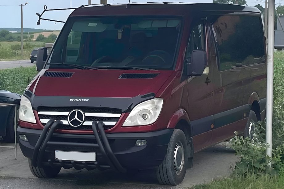 Mercedes Sprinter W906 2006–2018 Defensa Delantera F1-01M Negra (2006-2013, Acero Inoxidable) Foto 1