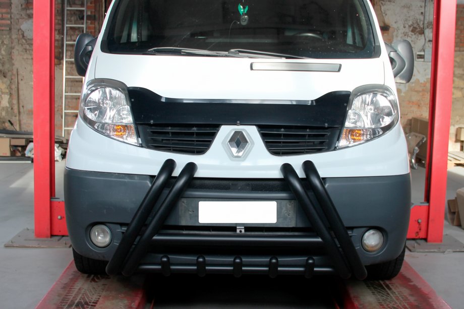 Renault Trafic 2001–2015 Defensa Delantera F1-01 Negra (Acero Inoxidable) Image