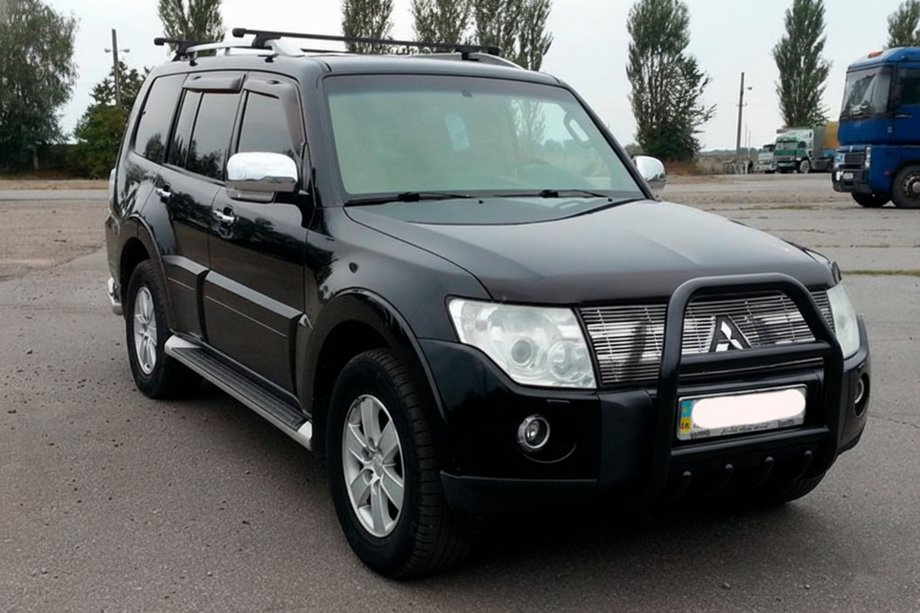 Mitsubishi Pajero Wagon IV 2006-2021 Defensa Delantera QT007 Negra (Acero Inoxidable) Image