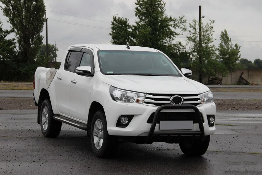 Toyota Hilux 2015- Defensa Delantera QT008 Negra (Acero Inoxidable) Image