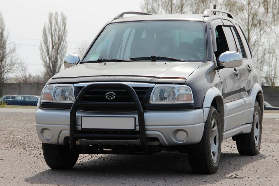 Suzuki Vitara 1998-2006 Defensa Delantera QT007 Negra (Acero Inoxidable) Image