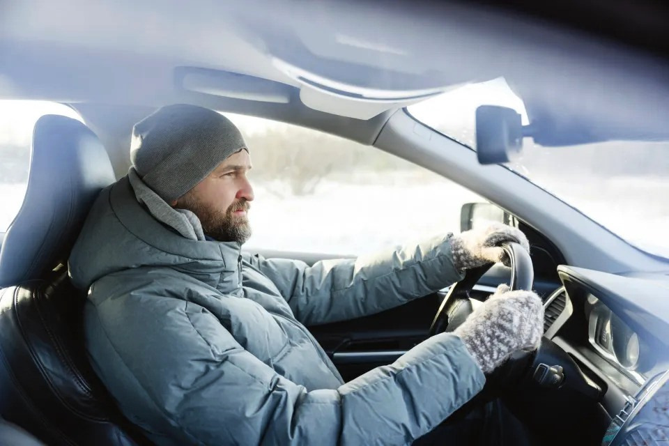 Por qué el interior del coche se enfría rápido en invierno: causas y cómo conservar el calor