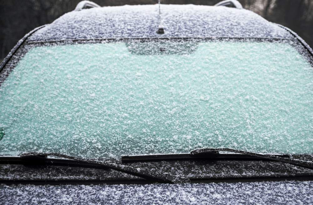 Qué hacer si los limpiaparabrisas están congelados al cristal: Soluciones rápidas y seguras