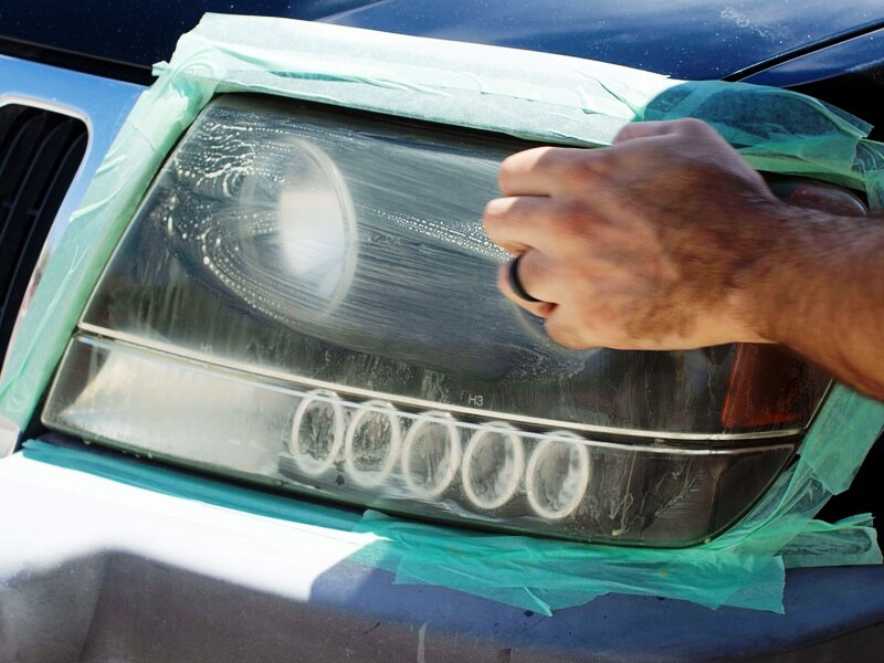 Restauración de faros: ¿Se puede recuperar la claridad del plástico sin pulido profesional?