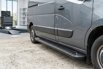 Renault Master 2011-2023 Estribos Laterales Allmond Black (2 uds., Aluminio) foto 1