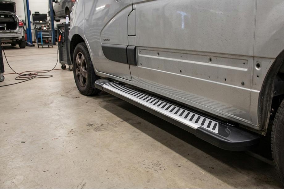 Renault Master 2011-2023 Estribos Laterales Line (2 uds., Aluminio) Image