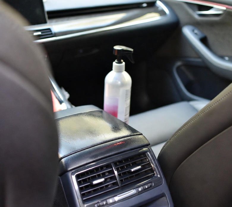 Cómo renovar el plástico interior del coche: recupera brillo y frescura