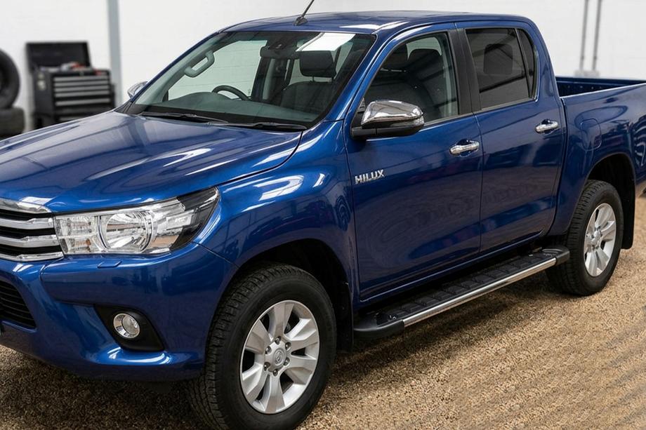 Toyota Hilux 2015- Estribos Laterales RedLine V1 (2 uds., Aluminio) Image