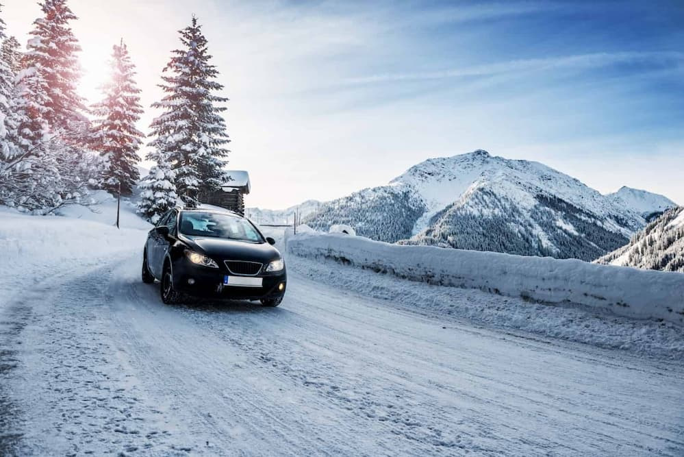 Cómo preparar tu coche para un viaje a la montaña en invierno: lista de seguridad