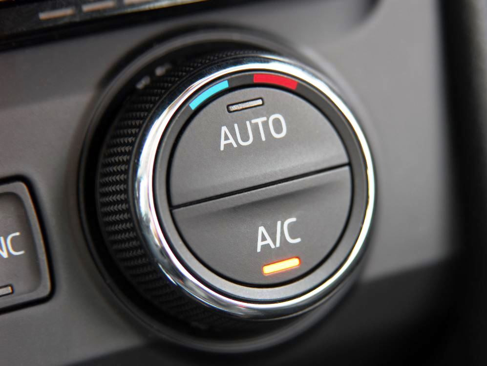 ¿Se puede usar el aire acondicionado del coche en invierno?