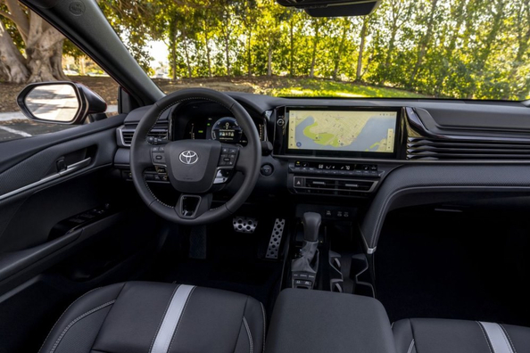 Reseña del Toyota Camry (XV80): Berlina híbrida fiable de nueva generación Foto 5