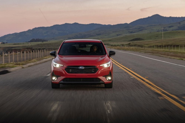 Subaru Impreza RS: Hatchback deportivo con tracción total simétrica Foto 1