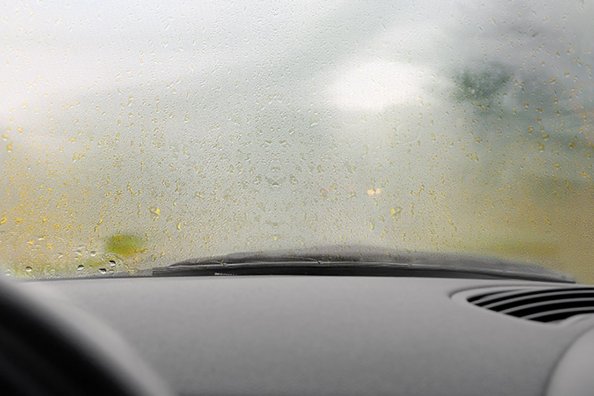 Por qué se empañan las ventanas del coche y cómo evitarlo