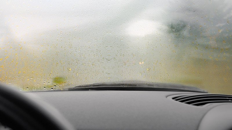 Por qué se empañan las ventanas del coche y cómo evitarlo