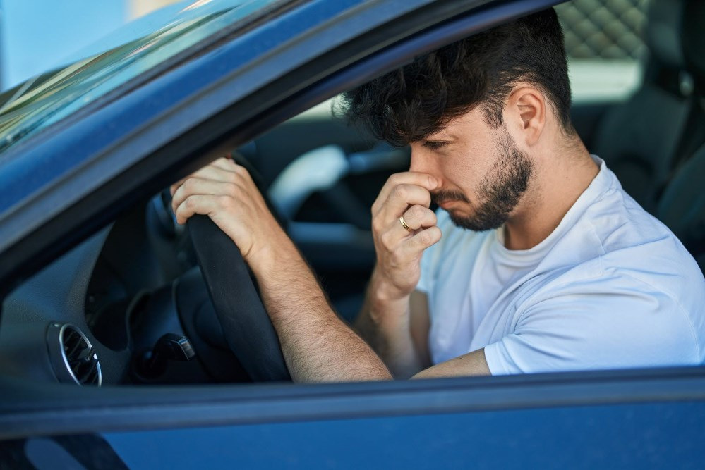 ¿Por qué huele a gasolina el coche? Causas principales y soluciones