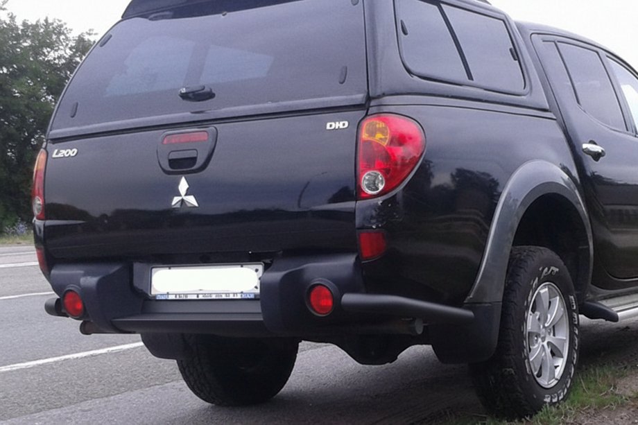 Mitsubishi L200 2006-2015 Esquinas Traseras AK003 Negro (2 uds, Acero Inoxidable) Foto 1
