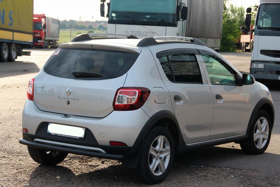 Dacia Sandero 2013-2020 Barra Trasera AK002 Negra (Acero Inoxidable) Foto 5