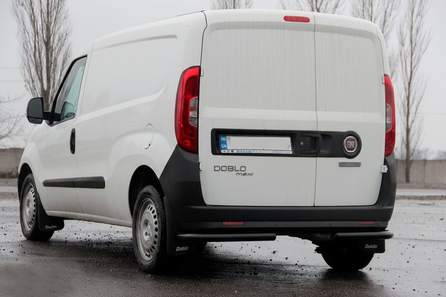 Fiat Doblo II 2010-2022 Barras de esquina traseras AK003 Negro (acero inoxidable) Foto 4
