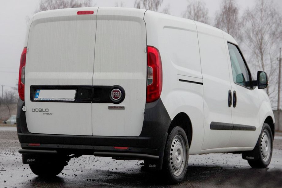 Fiat Doblo II 2010-2022 Barras de esquina traseras AK003 Negro (acero inoxidable) Foto 2