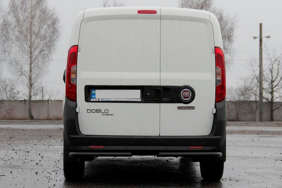Fiat Doblo II 2010-2022 Barras de esquina traseras AK003 Negro (acero inoxidable) Foto 3