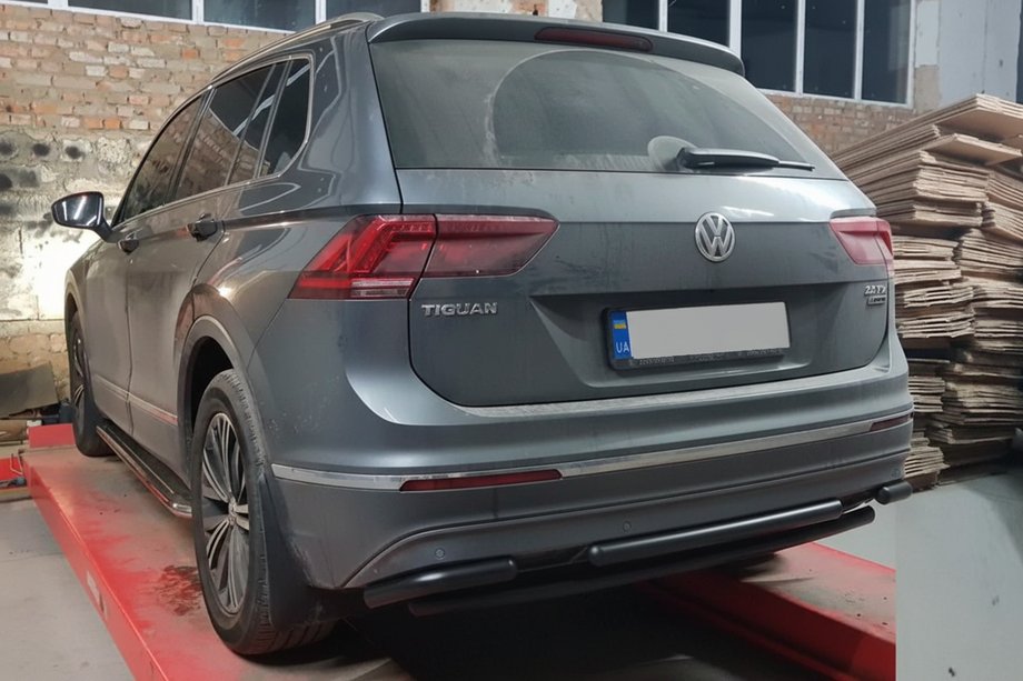 Volkswagen Tiguan 2016-2023 Protector Trasero AK001-2 Negro (Acero Inoxidable) Foto 2