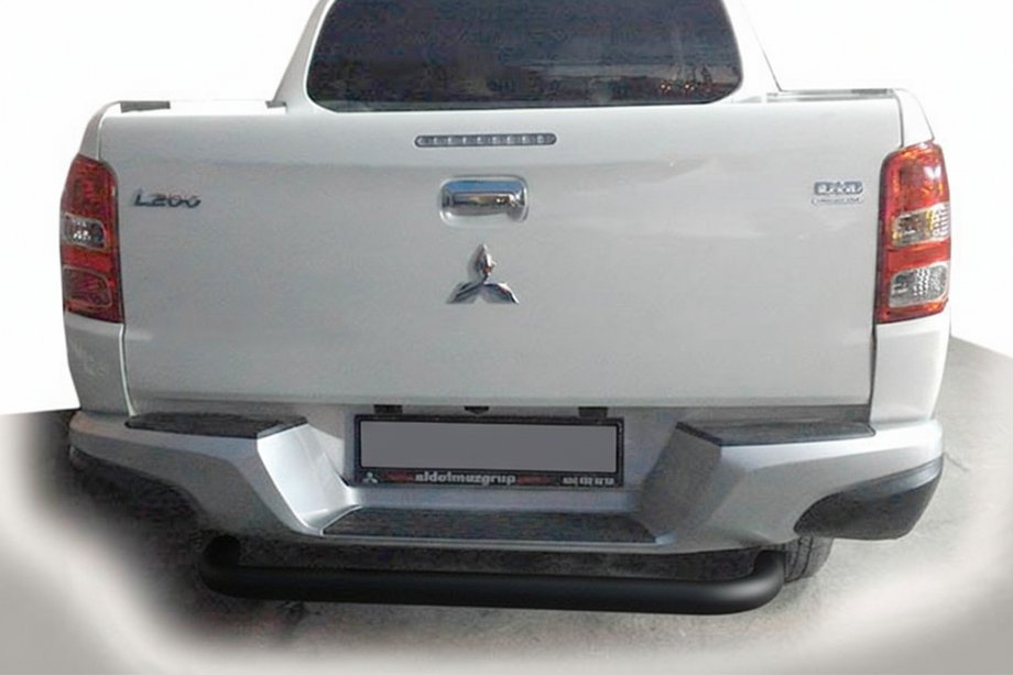 Mitsubishi L200 2015-2024 Protector Trasero AK007 Negro (Acero Inoxidable) Image