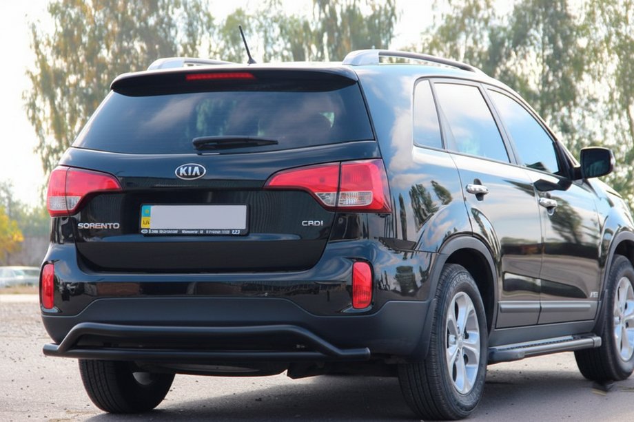 Kia Sorento II XM 2009-2014 Barra Trasera AK007-2 Negra (Acero Inoxidable) Image