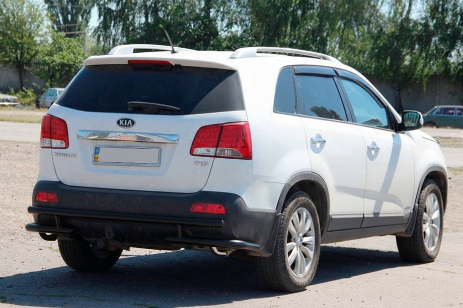 Kia Sorento II XM 2009-2014 Barra Trasera AK003-2 Negra (Acero Inoxidable) Image