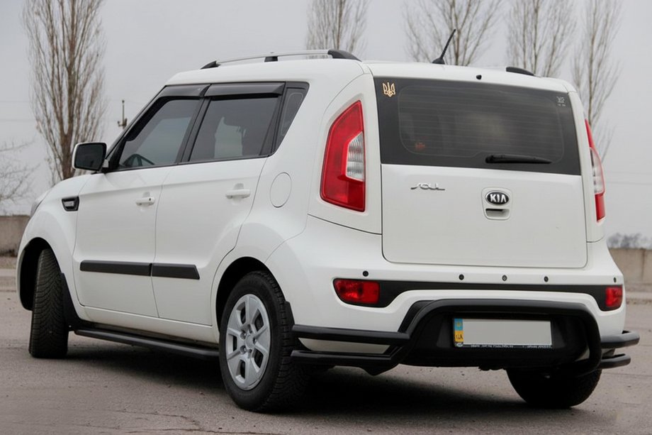 Kia Soul II 2013-2018 Protector Trasero AK007-2 Negro (Acero Inoxidable) Image