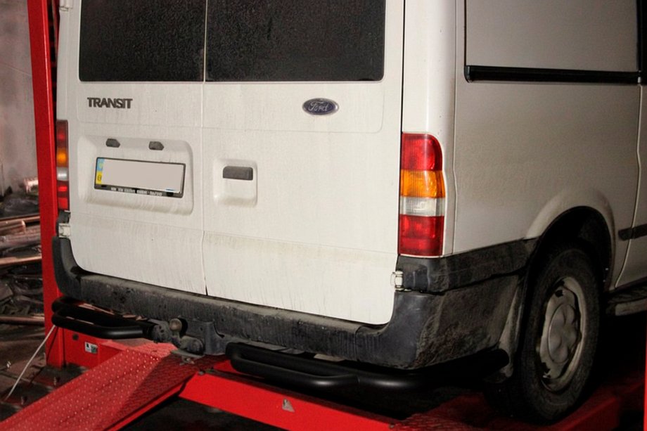 Ford Transit 2000–2014 Estribo trasero de protección AK-Special Black (acero inoxidable) Image