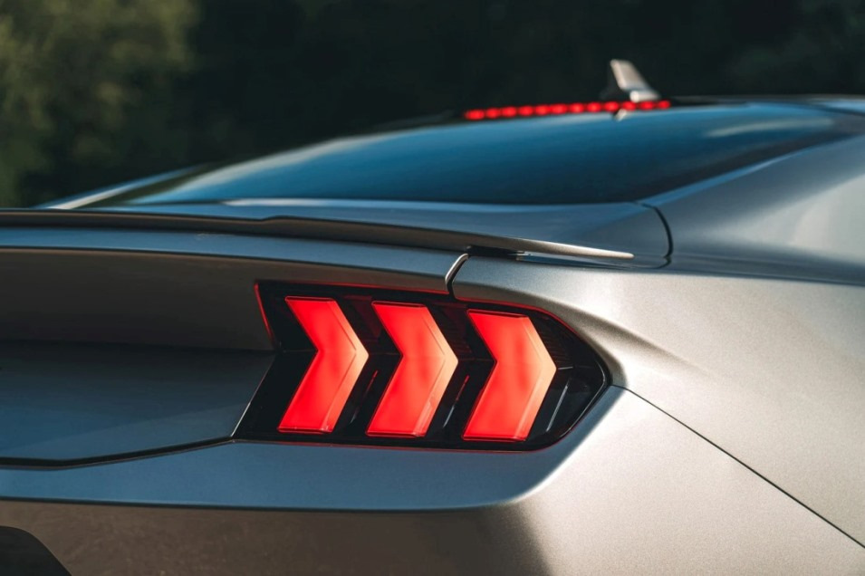¿Por qué los autos estadounidenses tienen intermitentes rojos? Historia y motivos
